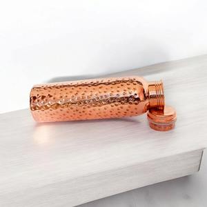 Bouteille d'eau en cuivre à texture texturée, design luxueux, grande capacité, réutilisable, écologique, portable, pour la santé ayurvédique et l'utilisation en cuisine - Product Image 4