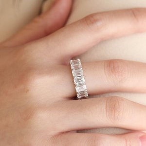 Anillo de eternidad de oro blanco de 14 quilates con diamante cultivado en laboratorio de corte esmeralda de 6*4 mm, anillo de boda certificado por IGI. - Product Image 3