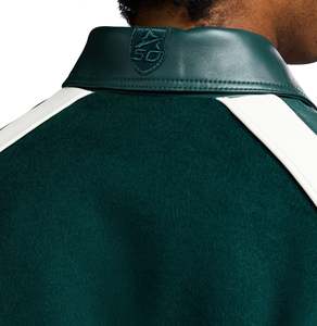 Chaqueta Universitaria Avirex con Emblema de Corona, en Cuero Verde Oscuro, Fusión de Prestigio, Potencia y Elegancia Urbana Atemporal - Product Image 5