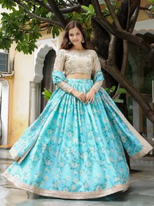 Robe de demoiselle d'honneur en satin à imprimé floral avec chemisier brodé et dupatta, coupe trapèze, longueur ras du sol, manches longues, col rond, taille naturelle - Product Image 5