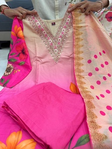 Traje Tradicional Rosa Floral Salwar Kameez con Kurti de Seda con Cuello en V y Ondas, Pantalón y Dupatta con Hermoso Estampado y Trabajo Manual en el Cuello - Product Image 1