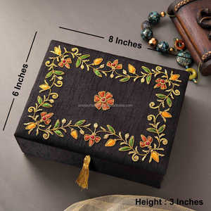 Boîte à bijoux magnétique noire gravée en forme de papillon, avec fermoir à pression, pour cadeau de mariage, organisateur de rangement, étui à anneaux avec pompon - Product Image 2