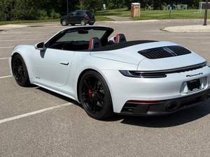 NEAT pour 911 Carrera GTS SUV Moteur Turbo Hybride Pneus R15 Direction à Gauche Pack Premium Intérieur Rouge Bordeaux - Product Image 2