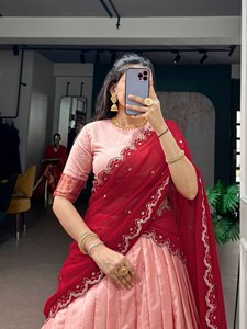 Lehenga choli de seda color melocotón con elegante falda acampanada con bordado zari, combinada con blusa a juego y dupatta bordada. - Product Image 4