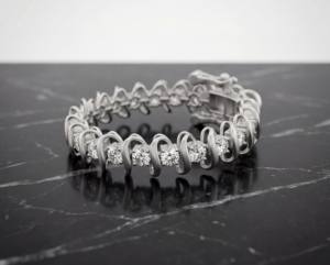 Bracelet en argent sterling classique avec diamant de laboratoire, motif vague argentée, plaqué argent, élégance moderne subtile - Product Image 4