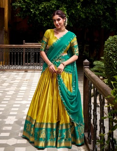 Lehenga Choli traditionnel indien de créateur, avec broderies Zari, longueur ras du sol, en matériaux recyclés, tenue de mariage élégante pour femme - Product Image 1
