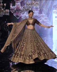 Lehenga Choli traditionnel indien en soie avec broderies de sequins, robe de mariée longue pour femme, tenue de soirée élégante - Product Image 1