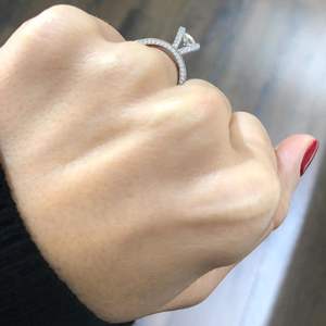 Anillo de Compromiso con Diamante Flotante y Banda Ancha con Incrustaciones de Diamantes, Estilo Elegante, Diamante Cultivado en Laboratorio en Oro Blanco de 14K - Product Image 2