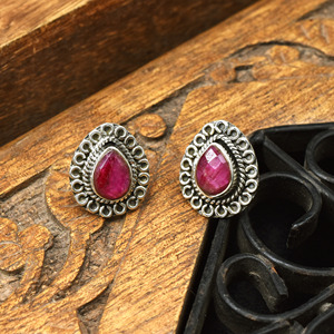 Boucles d'oreilles clous en argent sterling 925 avec rubis naturel en forme de poire, bijoux en argent faits à la main avec pierres précieuses, fournisseur en gros - Product Image 4