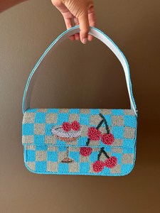 Elegante bolso de mano hecho a mano con cuentas y diseño a cuadros. Hermoso diseño a cuadros en azul y blanco. Bolso de mano con bordado de cuentas artesanal de primera calidad. - Product Image 4