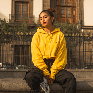 Sudadera con capucha corta vintage lavada para mujer, estilo urbano de invierno, con hombros caídos, efecto lavado a la piedra - Product Image 3