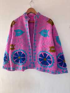 เสื้อแจ็คเก็ตสั้นปักลายซูซานีผ้าฝ้ายสีชมพูสวยงาม ทำมือ กันลม อุ่นสบาย เหมาะสำหรับใส่ไปเที่ยวชายหาดในฤดูหนาว - Product Image 2