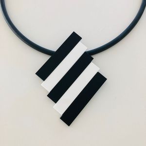 Collier en résine et bois de qualité supérieure, élément de bijouterie élégant pour collections - Product Image 3