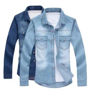 Chemise en jean décontractée à manches longues pour homme, style western, avec poches poitrine, boutons-pression et coupe décontractée, à porter par-dessus un t-shirt blanc - Product Image 1