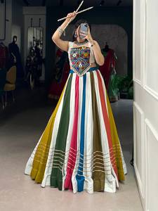 Ensemble Lehenga indien traditionnel en rayonne avec broderie miroir Gamthi, dentelle Gotta Patti Kodi, chemisier coloré rayé longueur ras du sol pour soirée - Product Image 2