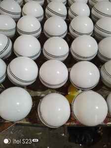 Balles de cricket souples en cuir de vachette de bonne qualité avec logo personnalisé, imperméables, fabriquées au Pakistan - Product Image 6