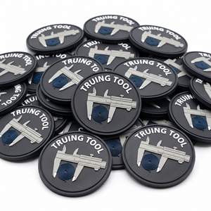 Badge rond en PVC et caoutchouc personnalisé avec logo, motif calibre et outil, à scratch, pour la fabrication en gros - Product Image 1