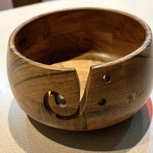 Cuenco de madera para hilo que mantiene el hilo en su lugar, permite una alimentación uniforme y permite que los tejedores se concentren en los puntos en lugar de en los enredos. - Product Image 1