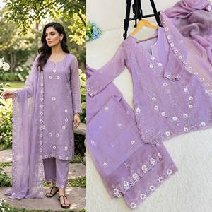 Élégant shalwar kameez en viscose orné de cristaux, avec un bas fluide et un dupatta en organza épais et élégant, disponible du S au XXL. - Product Image 1