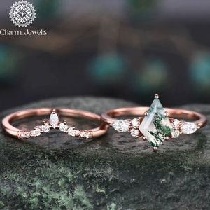 Bague de fiançailles pour femme en argent plaqué or rose avec moissanite taille coussin et pierre verte incrustée, sertie à griffes - Product Image 6