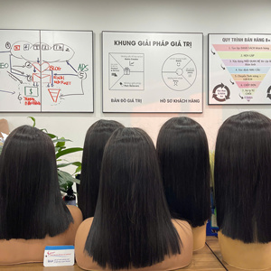 Perruque la plus vendue en cheveux humains, avec closure en dentelle au milieu, lisse comme des baguettes, cheveux naturels pour femmes, style doux, couleur naturelle, fournisseur de cheveux bruts - Product Image 1