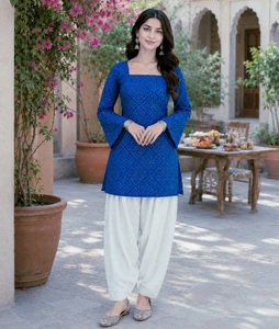 Kurtis Cortos de Algodón para Mujer con Estampado Bandhani y Patrón Dori en la Parte Posterior, Kurtis Elegantes con Pantalón Farsi de Algodón para Mujer - Product Image 1