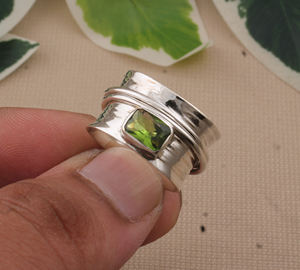 แหวนเงินแท้ 925 ประดับพลอยเพอริดอทดีไซน์คลาสสิกหรูหรา ทรงสี่เหลี่ยม งานแฮนด์เมด สำหรับผู้หญิง งานแต่งงาน งานปาร์ตี้ เครื่องประดับแฟชั่น ขายส่ง - Product Image 2