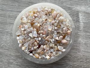 คริสตัลเชอร์รี่บลอสซัมแกะสลักขนาด 3-5 มม. ขายส่ง หินบำบัดสีเขียวจำนวนมากสำหรับตกแต่งบ้าน ที่ร้าน Amayra Crystals - Product Image 3