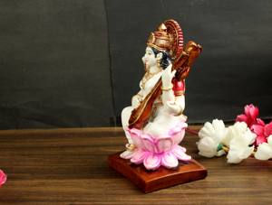 Statue de Saraswati multicolore en résine artisanale Nirmala pour la décoration de la maison, déesse indienne Maa Puja, culture indienne faite à la main - Product Image 2