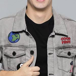 Veste en jean vintage pour homme, 100 % coton, style patchwork, boutons dissimulés sur le devant, motifs imprimés personnalisés, OEM - Product Image 2