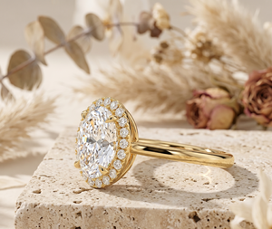 Anillo de compromiso de moissanita de oro amarillo de 14K con corte ovalado, halo oculto y engaste de puntas - Product Image 3