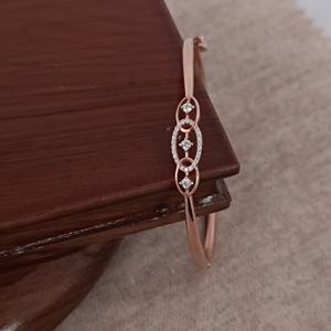 Brazalete de Plata de Ley 925 con Baño de Oro Rosa, Diseño Ovalado con Halo de Diamantes, Acabado en Rodio, Moderno, Elegante y Minimalista para Mujer - Product Image 3