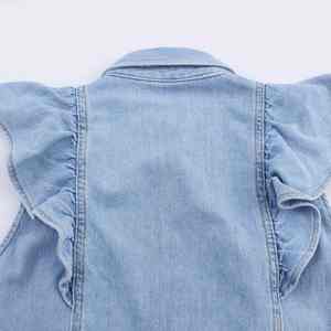 Top de mezclilla sin mangas con botones frontales, volantes y detalles deshilachados, transpirable y ecológico de calidad superior. - Product Image 2