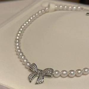 Conjunto de Collar y Pulsera de Perlas de Agua Dulce Naturales de 6-7 mm con Lazo de Mariposa a Juego con la Marca, Estilo Bombilla Pequeña AK - Product Image 2