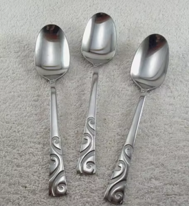 Ensemble de couverts de haute qualité aux tons métalliques neutres ajoute une touche de sophistication sans dominer la décoration de table. - Product Image 4