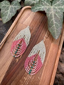 Pendientes elegantes con flecos y cuentas de color rosa y blanco, hechos a mano, estilo bohemio, accesorios elegantes para mujeres y niñas, a la moda - Product Image 3