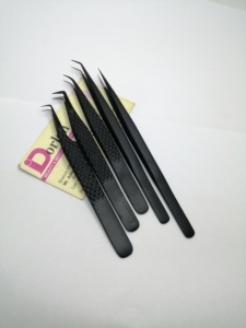 Pince à épiler pour extensions de cils en fibre de plasma noire, à pointe droite, avec poignée diamant, pour volume, personnalisable avec logo – Meilleures ventes - Product Image 1