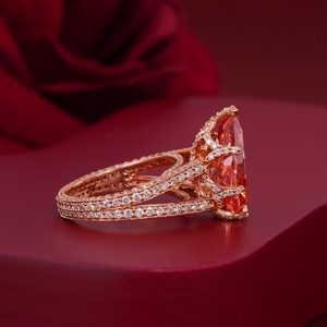 Bague de fiançailles en or rose 14 carats avec diamant de laboratoire taille poire rouge vif, clarté VS1, sertie à griffes et tige fendue pavée - Product Image 2