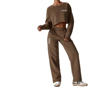 Ensemble de survêtement pour femmes avec haut court personnalisé, sweat-shirt à col rond et pantalon de jogging évasé - Product Image 1