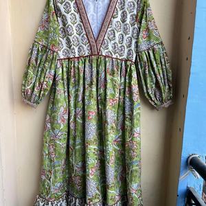 เดรสยาวแม็กซี่ผ้าฝ้ายพิมพ์ลายดอกหลากสีขายดีปี 2026 ชุดลำลองแบบดั้งเดิม คอวี แขนยาว สไตล์โบโฮ - Product Image 1