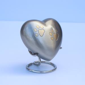 โกศทองเหลืองคุณภาพสูงสำหรับใส่เถ้ากระดูกสัตว์เลี้ยง รูปหัวใจสลักลาย โกศเผาศพสัตว์เลี้ยง รูปหัวใจทองเหลือง/ดีบุก ทำด้วยมือ โกศรูปอุ้งเท้าสัตว์เลี้ยง - Product Image 5