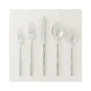 Juego de cubiertos de acero inoxidable premium con superficie pulida lisa, cubiertos resistentes para una mesa de comedor moderna. - Product Image 3