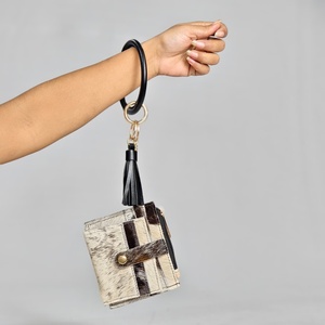 Cartera de Cuero de Lujo con Borla y Asa de Anillo, Cierre de Cremallera Portátil, Diseño Estampado en Marrón y Beige - Product Image 1