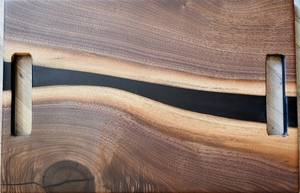 Planche à découper en bois faite à la main, forme rectangulaire avec poignée, bois naturel avec design grain de résine, bloc de découpe de cuisine - Product Image 3