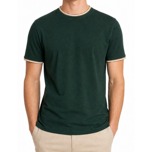 Camiseta de manga corta para hombre, cuello redondo premium, color verde oscuro, beige, blanco, con doble franja y cuello acanalado. - Product Image 1