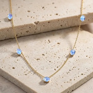 Collar de piedra lunar natural en oro, collar ovalado de piedra lunar, cadena delicada de piedra lunar para mujer - Product Image 1