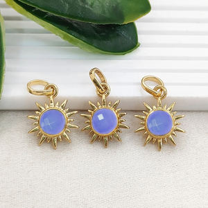 Colgante de Calcedonia Azul con Forma de Sol, Chapado en Oro, con Engaste de Collet, Colgante Redondo de Calcedonia Azul, Colgante de Joyería con Forma de Sol Redondo de 6mm - Product Image 1