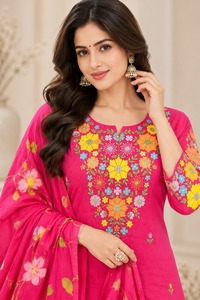 Añade un Toque Casual, Transpirable y Elegante a tu Guardarropa Étnico: Esta Impresionante Prenda de Mujer en Color Rosa, Bordada en Algodón/Fibra de Bambú - Product Image 2