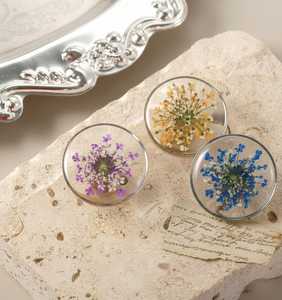 Bouton de tiroir de meuble en résine écologique avec fleur séchée et bordure argentée, bouton de placard décoratif unique, fait main, style moderne - Product Image 1