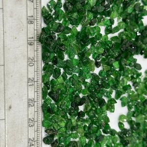 Pierres brutes de tsavorite grenat vert naturel non taillées 4 à 6 mm qualité facettable Kenya AAAA Qualité gemme Matériel de gemmes en gros - Product Image 4